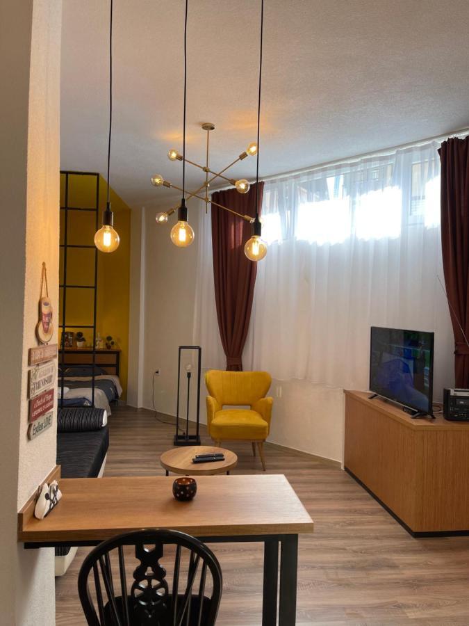 Ora-Prn, Studio Apartment In The City Centre Prishtinë Luaran gambar
